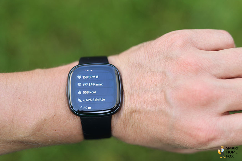 Man sieht die Trainingsdaten auf der Fitbit Versa 4.